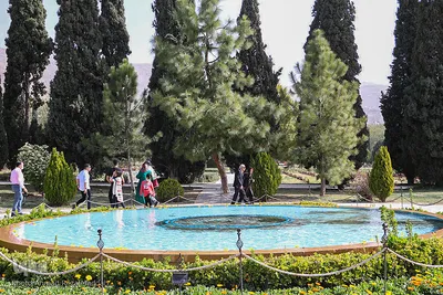 مسافران نوروزی در باغ ارم شیراز