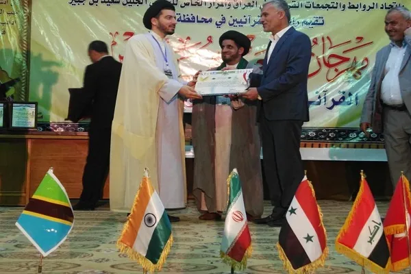 تجلیل از مدیر مؤسسه کریمه در محفل قرآنی حرم حضرت علی(ع)