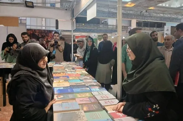 فعالیت زنان در حوزه فرهنگ مشهود است