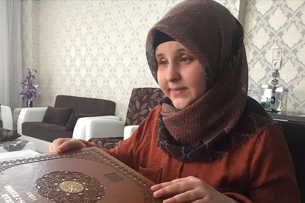 Ortaokul öğrencisi görme engelli Ravzanur 12 ayda hafız oldu