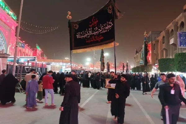 Formação de procissões de luto por ocasião do martírio do Imam Ali (a.s) em Karbala + foto