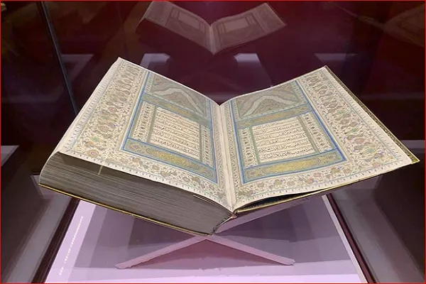 نگهداری قرآن عثمانی در موزه «غردقه» مصر