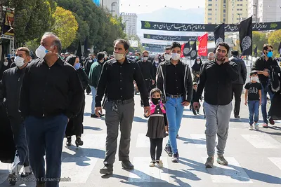پیاده‌روی زائران به سمت حرم رضوی
