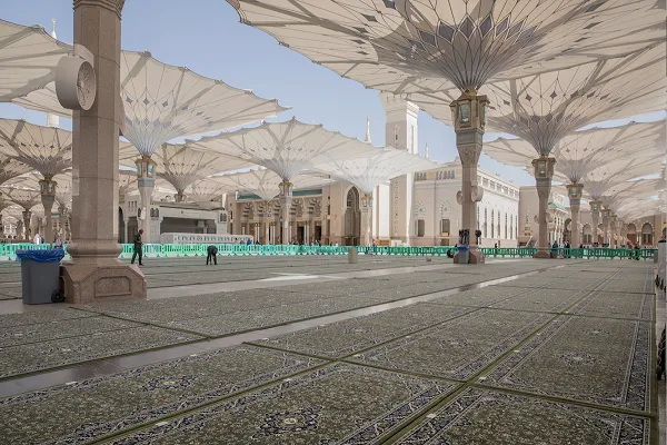 12 тысяч чипированных ковров уложили во дворе мечети Пророка ﷺ