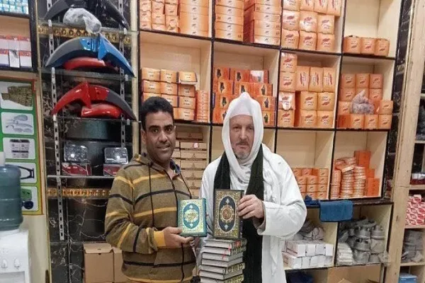 اهدای قرآن توسط یک مسیحی مصری برای شرکت کنندگان در یک مسابقه قرآن
