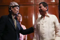 Ang Pangulo ng Pilipinas na si Duterte Pinangalanan si Misuari na Pantangi na Sugo sa OIC