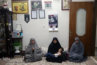 حضور  حجت الاسلام محمد قمی، رئیس سازمان تبلیغات اسلامی در منزل شهدای مدافع حرم تیپ فاطمیون در حسن آباد فشافویه