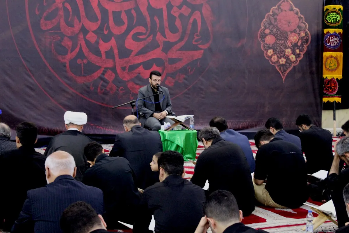 طنین نوای قرآن همزمان با شب عاشورا در مصلی رشت