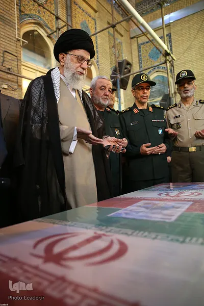 حضور رهبر معظم انقلاب در کنار پیکر شهید حججی