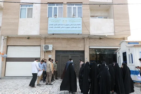 تجمع دانشجویان سیستان و بلوچستان در مقابل کنسول‌گری افغانستان
