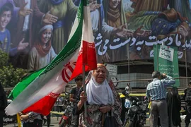 تهرانی‌ها پس از نماز جمعه در محکومیت تهاجم اسرائیل به خیابان‌ها آمدند”