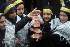 راهپیمایی یوم الله ۱۳آبان در مقابل لانه جاسوسی آمریکا