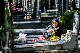 خانه تکانی قبور شهدا در آخرین پنجشنبه سال ۹۶