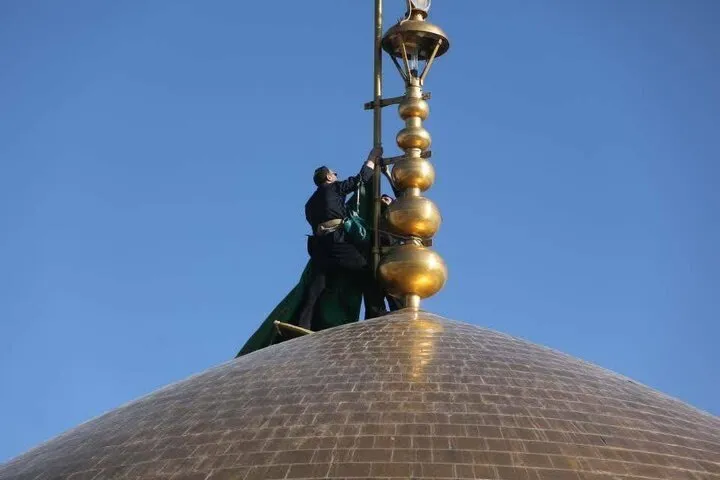 Həzrət İmam Rza (ə) türbəsinə qara bayraq asıldı