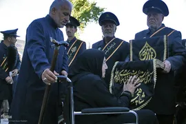آیین تعویض پرچم گنبد حرم مطهر حضرت شاهچراغ (ع)