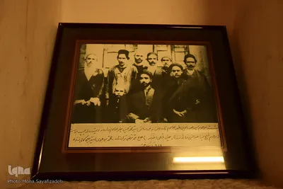علامه کمالی دزفولی در این عکس کنار جد بزرگوارشان دیده می‌شود