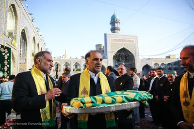 تعویض پرچم گنبد حرم امام رضا(ع)‎