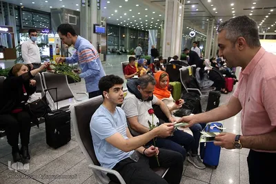 اهدای صدها شاخه‌گل، شکلات و بسته‌های فرهنگی به هزار مسافر پروازهای خارجی در نخستین ساعات بامداد عید غدیر خم توسط جمعی از اعضای مؤسسه فرهنگی حدار 