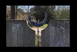 Unbekannte beschmieren muslimisches Waschhaus auf Friedhof