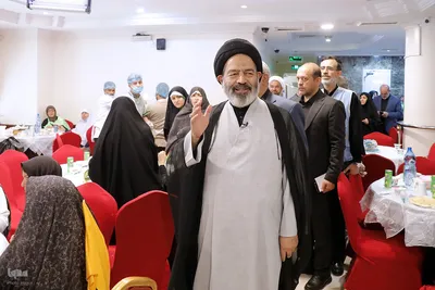 نماینده ولی فقیه در امور حج و زیارت با حضور در جمع زائران حرم نبوی ، از هتل محل اسکان زائران ایرانی بازدید کرد و از مشکلات و مسائل آنها مطلع شد.