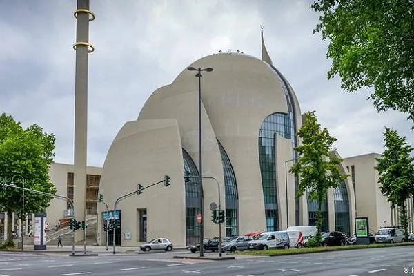 Alman polisi cami önünde karikatürlü gösteriyi yasakladı