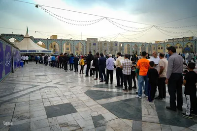 خادمی رزمندگان لشکر‌۱۴ امام حسین(ع) اصفهان در چایخانه حضرت رضا(ع)