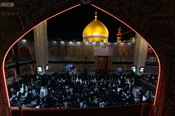 بالصور | مرقد الإمام علي (ع) يغص بالزوار إحياء لذكرى وفاة الرسول (ص)