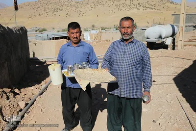 اهالی روستای گنجور با نان تازه و دوغ محلی از جهادگران بسیج سازندگی پذیرایی می کنند