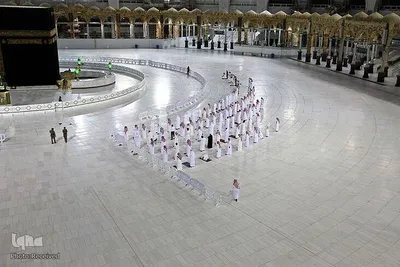 اقامه نماز در کنار کعبه با حفظ فاصله اجتماعی
