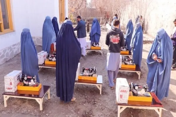 په ننګرهارکې خیریه بنسټ یوشمیر میرمنو تهد قالیو دګنډلو  دکار زمینه برابره کړه (غږیزراپور)