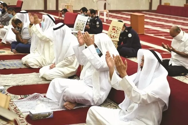 Tenue de la prière de la pluie dans les mosquées du Koweït