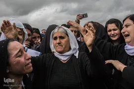 زنان یزیدی با سنین مختلف، در مراسم بازگشایی گورهای جمعی در منطقه کوجو در سنجار، در حال گریه کردن هستند. آنها مادر، خواهر و دختر صدها مردی هستند که داعش در سال 2014 آنها را به قتل رساند. سازمان ملل این اقدام را نوعی نسل‌کشی خوانده است.