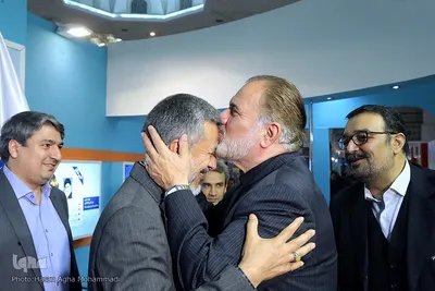 بوسه حاج عباس سلیمی پیشکسوت قرآنی بر پیشانی فرمانده نیروی دریایی ارتش دریادار سیاری در غرفه ایکنا 
