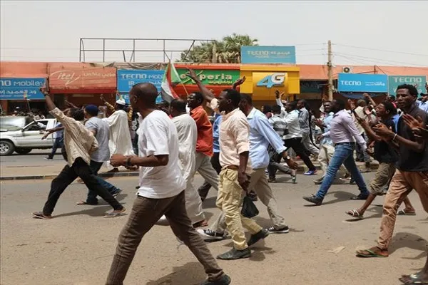Sudan'da binlerce eylemci sivil yönetim talebiyle sokaklara indi