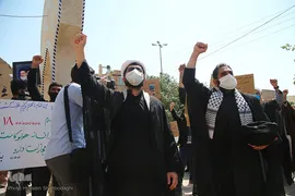 تجمع اعتراضی طلاب و دانشجویان قم در پی هتک حرمت روزنامه فرانسوی به پیامبر اسلام(ص)
