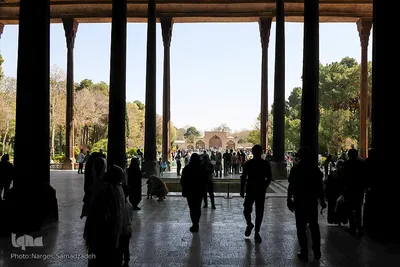 بازدید مسافران نوروزی از کاخ چهلستون اصفهان