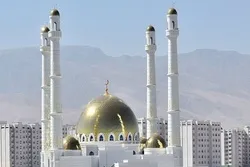 الرئیس الترکمانستاني یهدي مصحفاً لمسجد عند إفتتاحه
