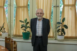 حسین معصومی همدانی، مدرس ادبیات فارسی، تاریخ ریاضیات، تاریخ علم و فلسفهٔ علم در مؤسسه پژوهشی حکمت و فلسفه ایران