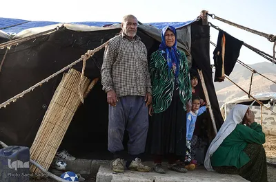 خانواده عشایر عرب زبان ایل خمسه استان فارس. در بسیاری از نسل های قدیمی این ایل، مردان صاحب دو همسر هستند.