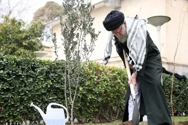 İran İslam İnqilabının Rəhbəri Milli Ağacəkmə Günündə fidan əkib