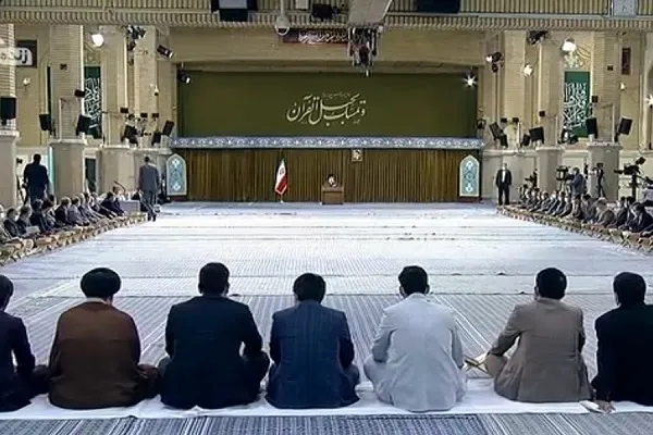 Líder religioso asiste a sesión de recitación del Corán el primer día de Ramadán