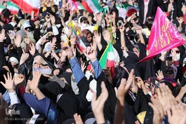 اجرای سرود «سلام فرمانده» در میدان شهدای شیراز