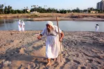 مراسم غسل تعمید منداییان در کنار رودخانه کارون