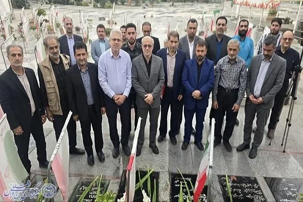 آیین گل افشانی مزار خبرنگار شهید هادی باغبانی شهید مدافع حرم