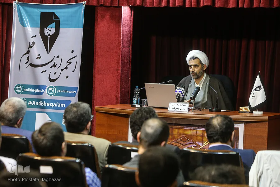 شهید مطهری علم را فاقد پشتوانگی برای جهان‌بینی می‌داند