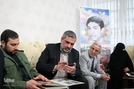 دیدار نمایندگان جامعه قرآنی با خانواده شهید طالب طاهری