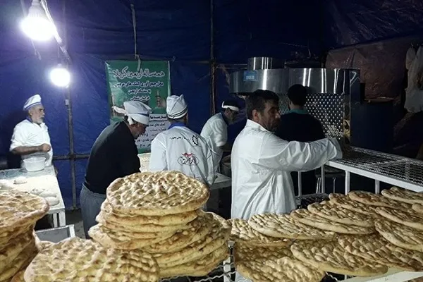 نان گرم شاهرودی‌ها برای سیل‌زدگان آق‌قلا