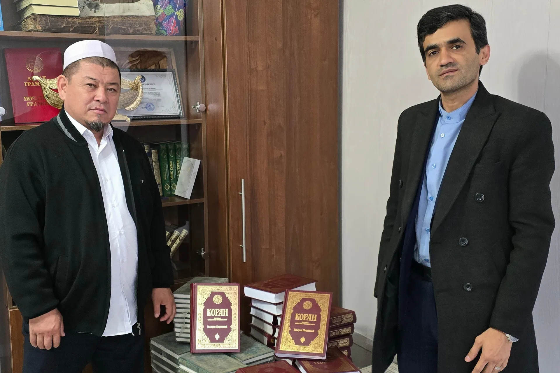 İran Bişkek’e 356 Kur’an ve dini kitap hediye etti