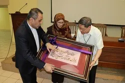 İran Quran ayəsi yazılmış lövhəni Papanın müşavirinə hədiyyə etdi- Video