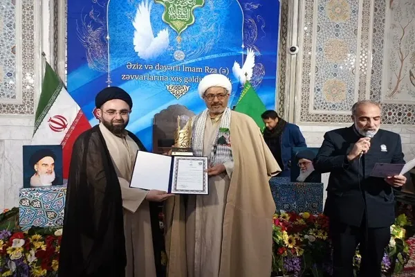 قاریان ممتاز قرآن عراق در حرم رضوی تجلیل شدند + تصاویر